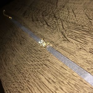 Beautiful Grey Choker w/ nice jewel in the center